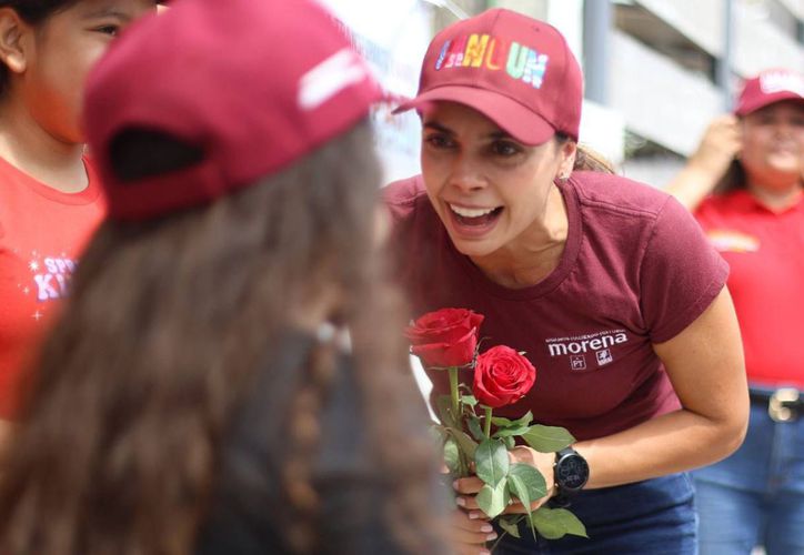 Ana Paty visita a vecinos de la SM 208 de Cancún va por un municipio