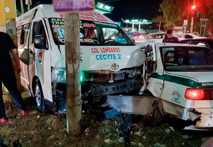 Cancún Choque entre combi y taxi deja tres lesionados