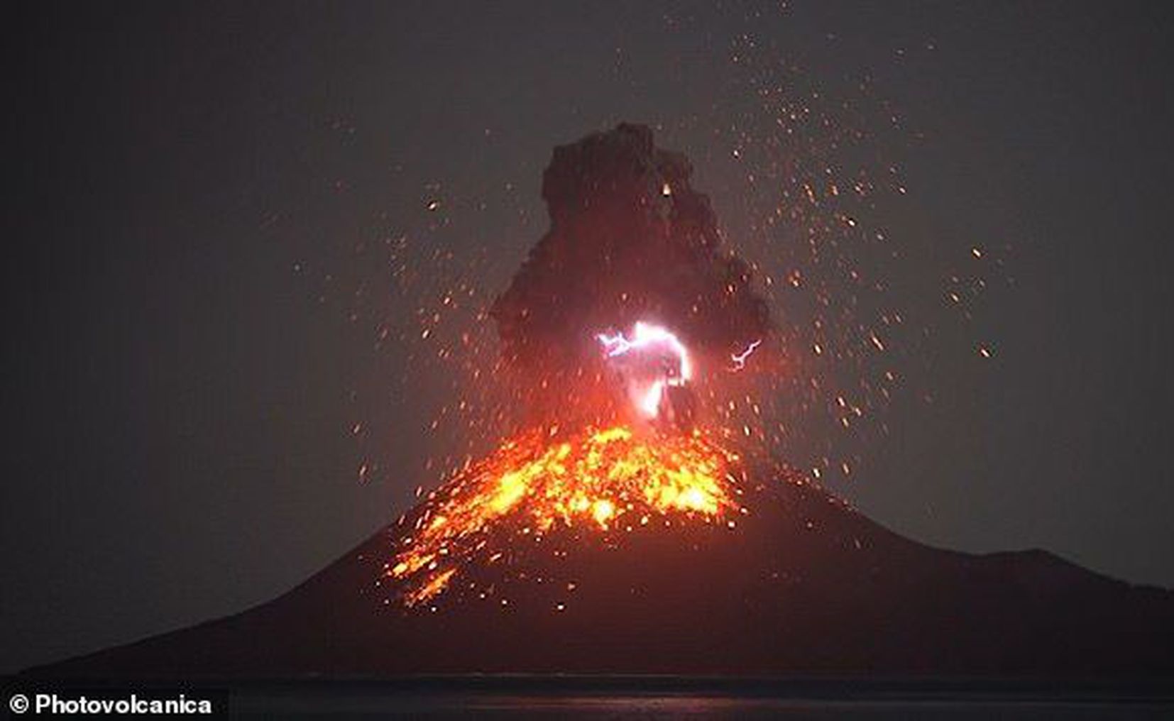 Video Reportan Violenta Erupci N Del Volc N Krakatoa