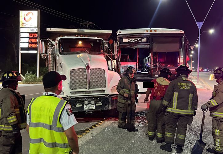 Choque entre volquete y autobús de pasajeros deja lesionados en Cancún