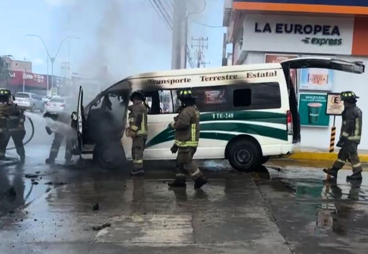 Se incendia combi de transporte público en la avenida López Portillo de