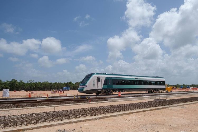 Dan banderazo al primer vagón del Tren Maya desde Cancún