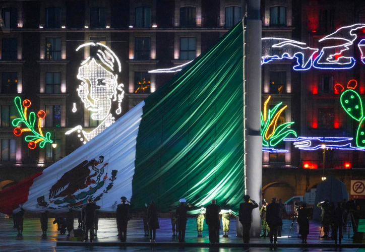 AMLO iza la bandera en memoria de las víctimas de los sismos