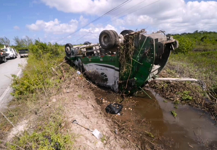 Accidente de camión de basura en zona de humedales deja tres heridos en