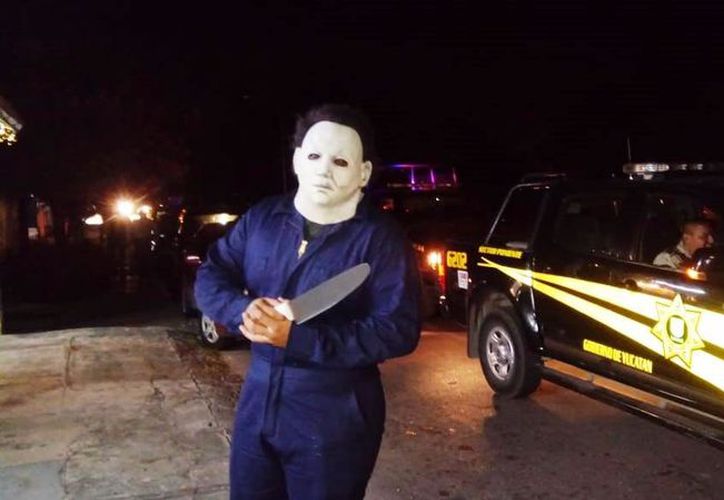 Disfrazado como Michael Myers causa temor en calles de Yucalpetén Mérida