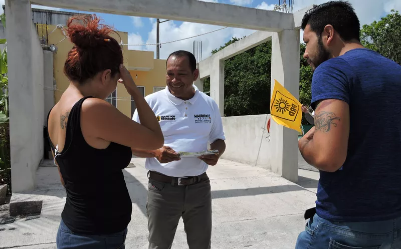 El candidato de la coalición “Orden y Desarrollo por Quintana Roo” prestó atención a cada queja que compartieron los ciudadanos. (Redacción/SIPSE)
