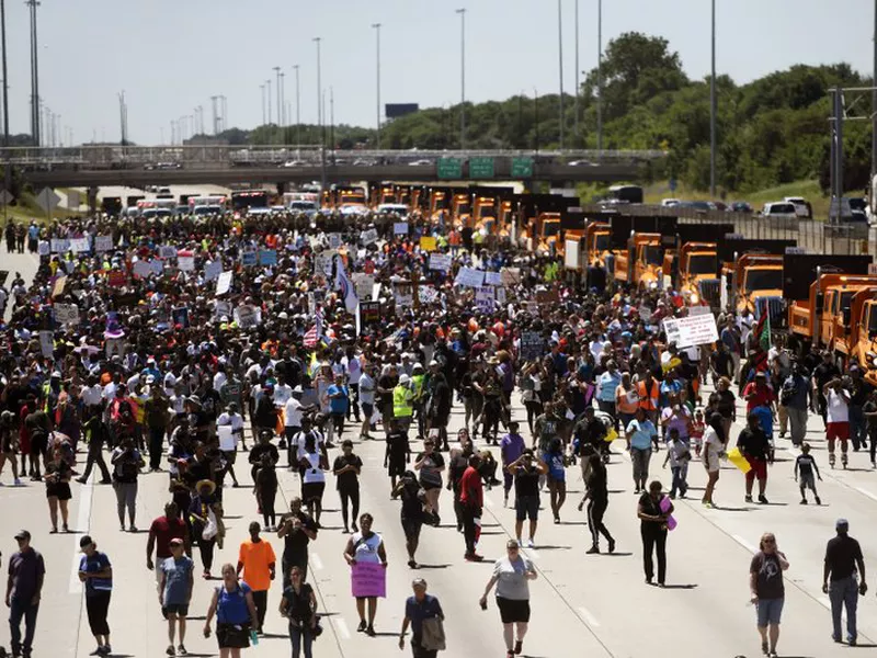Thousands of anti-violence protesters pour into the inbound lanes of Interstate 94 known as the Dan Ryan Expressway. (AP)