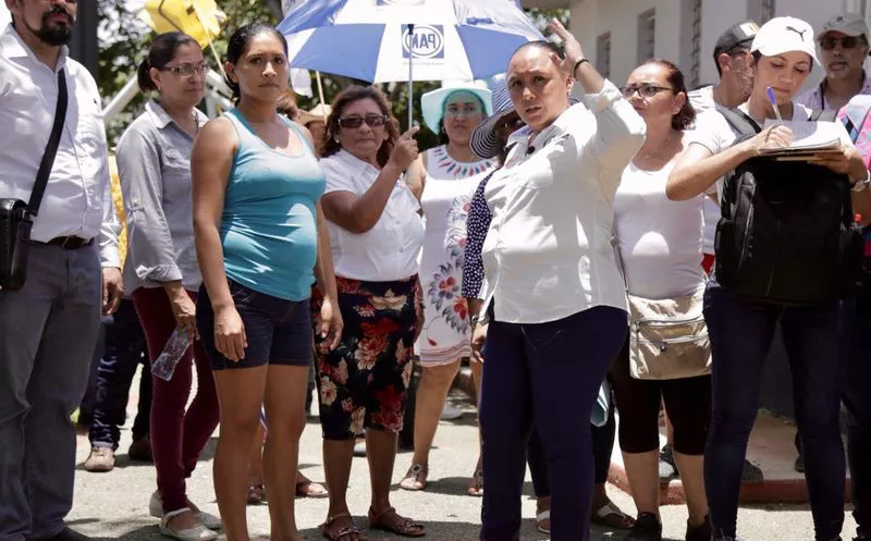 Durante su quinto día de campaña, Cristina escuchó a los vecinos del fraccionamiento La Guadalupana.
