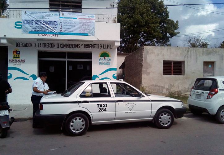 Disputan taxistas uso de paraderos en Carrillo Puerto