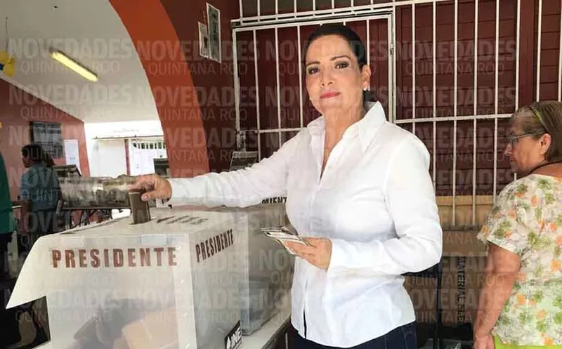 Acudió a votar a la escuela primaria Vicente Guerrero. (Gustavo Villegas/SIPSE)