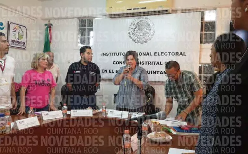 María del Carmen Sánchez Nava, consejera presidenta del Distrito 3, informó sobre los incidentes que se han registrado a lo largo del día. (Alejandro García/SIPSE)