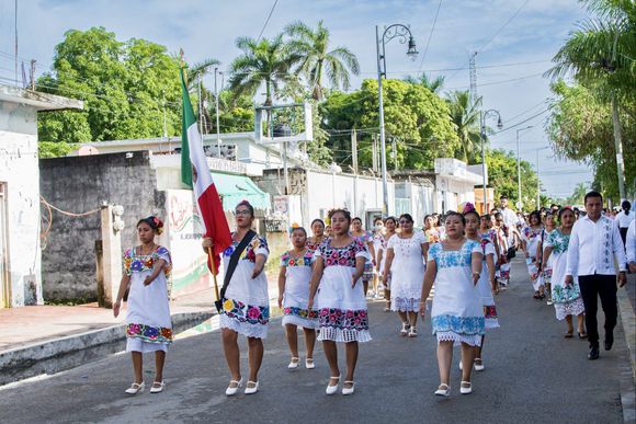 Mary Hernández presencia desfile por el aniversario de la Lucha de Independencia