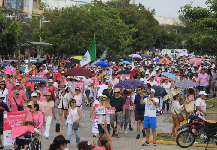 A eso vine, a defender al INE': Ciudadanos marchan en Cancún contra el  'Plan B'