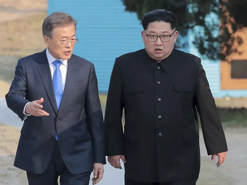 El líder norcoreano Kim Jong Un habla con el presidente surcoreano, Moon Jae-in, en la Casa de la Paz de la aldea fronteriza de Panmunjom, en la zona desmilitarizada de Corea del Sur.