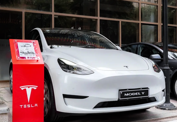 Tesla pide revisión de autos vendidos en EU por fallo de luces