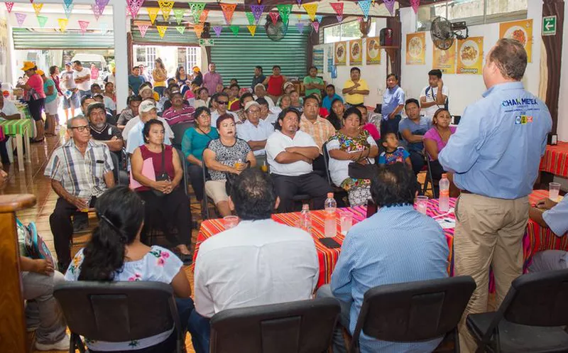 José Esquivel se reunió con empresarios restauranteros a quienes aseguró que mejorará los servicios públicos. (Redacción/SIPSE)