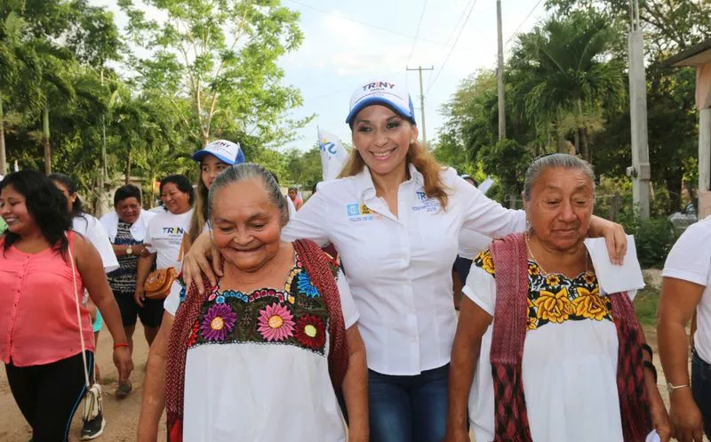 La candidata ha realizado caminata por las calles de Lázaro Cárdenas. (Foto: Redacción/SIPSE).