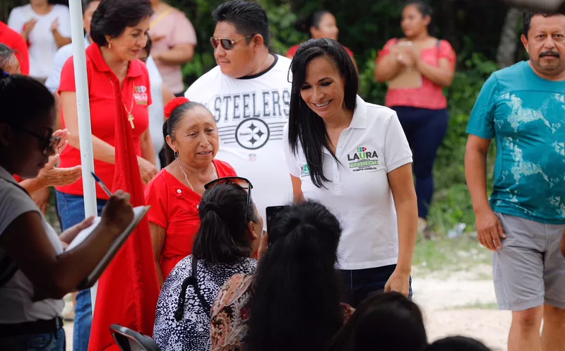 La candidata a la presidencia municipal de Puerto Morelos, por la coalición Por Quintana Roo, Laura Fernández Piña, escuchó las necesidades de la ciudadanía. (SIPSE)
