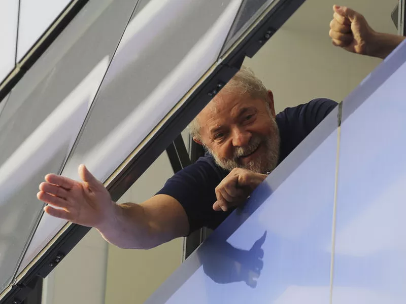 Former Brazilian President Luiz Inacio Lula da Silva greets from a window of the headquarters of the Metalworkers Union in Sao Bernardo do Campo, Brazil, on April 7, 2018. (AP Photo / Nelson Antoine, archive).