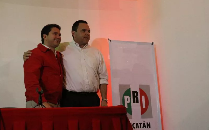 Mauricio Sahuí Rivero y su coordinador de campaña, Roberto Rodríguez Asaf. (José Acosta/SIPSE)