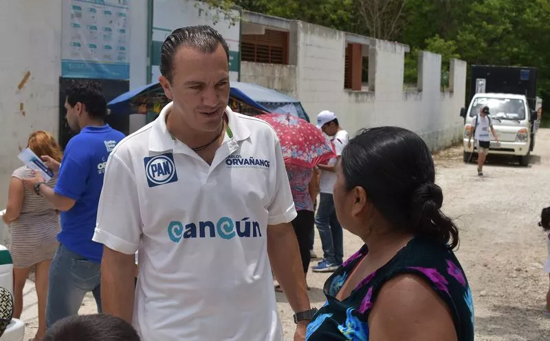 Carlos Orvañanos Rea visitó hasta la puerta de sus hogares a madres y padres de familia. (Cortesía)