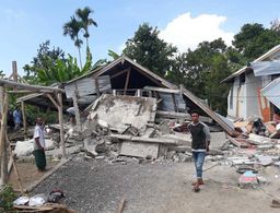 Strong quake hits Indonesian island, killing 14