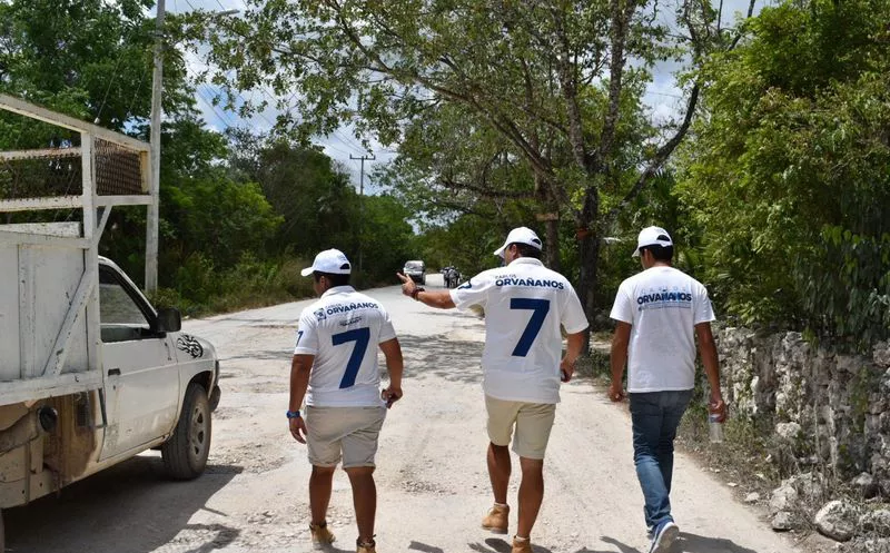 Carlos Orvañanos Rea recorre las calles de Cancún. (Cortesía)
