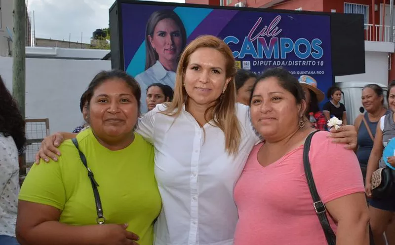 La candidata de la coalición “Orden y Desarrollo por Quintana Roo” por la diputación  del distrito 10, Lili Campos realizó un recorrido en la colonia Luis Donaldo Colosio. ( Cortesía)