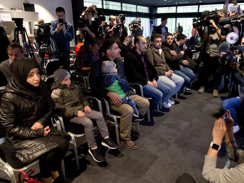 Los sirios traídos a La Haya por Rusia en un movimiento para desacreditar los informes de un ataque de armas químicas del 7 de abril de 2018 en la ciudad siria de Douma, toman asiento en una conferencia de prensa en La Haya, Holanda.