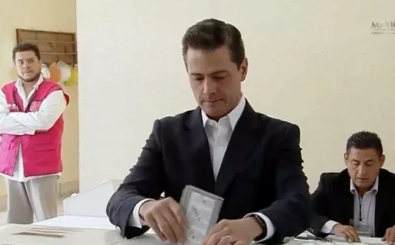 Momento en que el presidente de México, Enrique Peña Nieto, emite el voto. (excelsior.com)