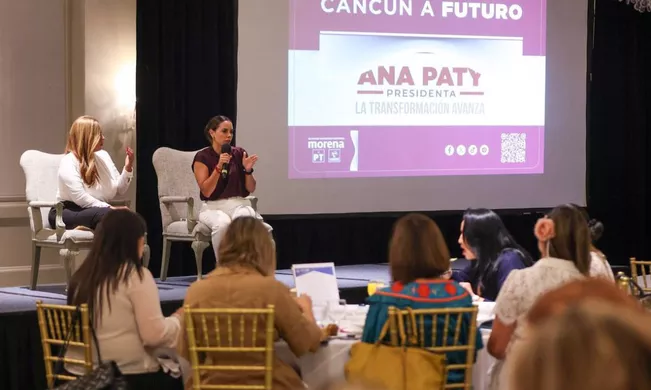 Ana Paty comparte en un foro, la visión para un Cancún moderno y eficiente