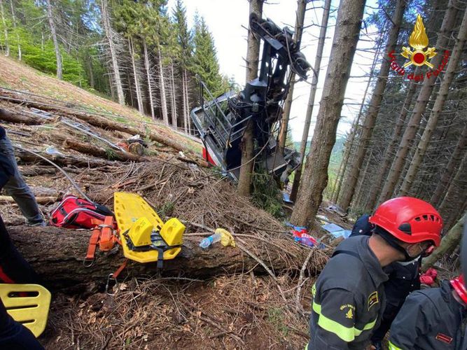 Tragedia en Italia Caída de teleférico acaba con la vida de varias