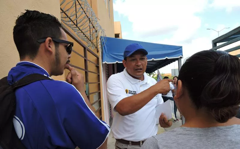 El candidato  de la coalición “Orden y Desarrollo por Quintana Roo” agradeció el recibimiento de los habitantes. (Redacción/SIPSE)
