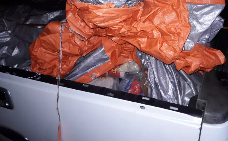 Elementos de la policía municipal de Felipe Carrillo Puerto decomisaron una camioneta particular con 104 paquetes de alimentos. (Joel Zamora/SIPSE)
