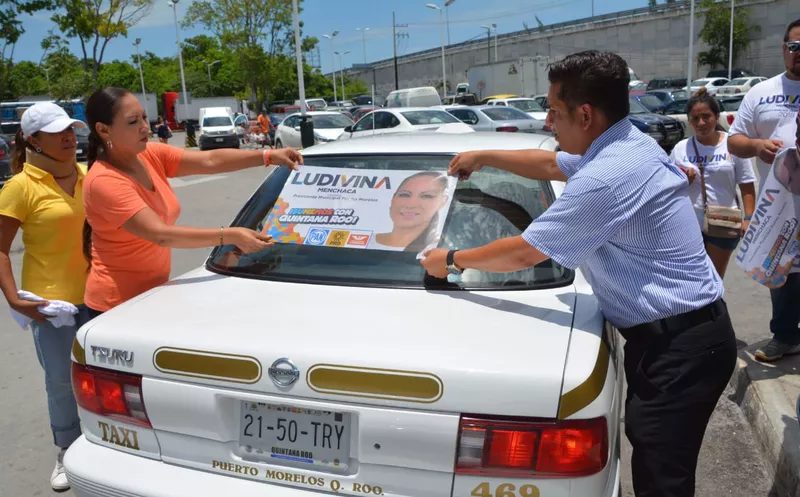 Ludivina Menchaca llegó al Sindicato de taxistas Cesar Martín Rosado, para un recorrido por cinco paraderos de taxis. (Redacción)