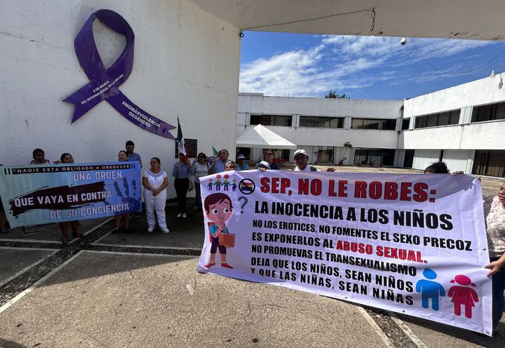 Parents in Chetumal Join Demonstrations Against New Mexican School Textbooks in Quintana Roo