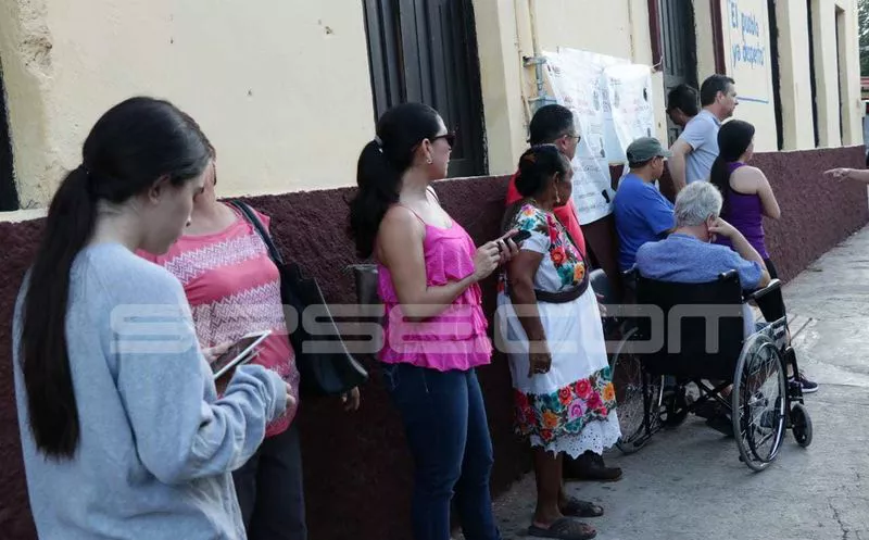 Desde muy temprano los yucatecos ya se encontraban en las filas para ingresar a emitir su voto. (Milenio Novedades)