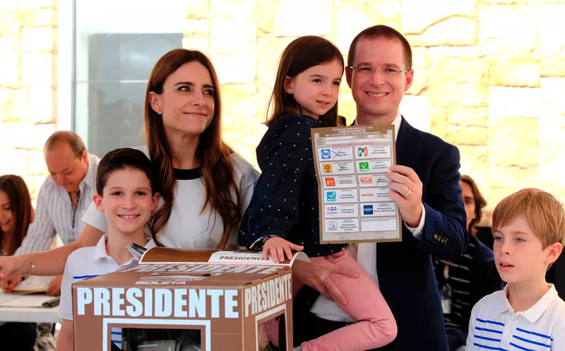 Ricardo Anaya votó acompañado de sus hijos. (Twitter)