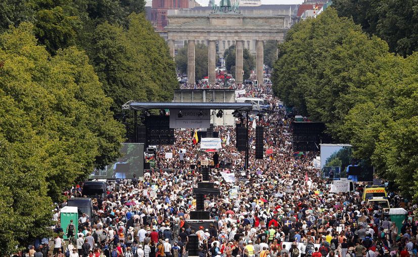 Miles de personas se congregan en una marcha contra las restricciones de las autoridades para combatir el coronavirus, en Berlín, Alemania. (AP Foto/Markus Schreiber)