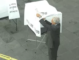 López Obrador ya votó en Coyoacán