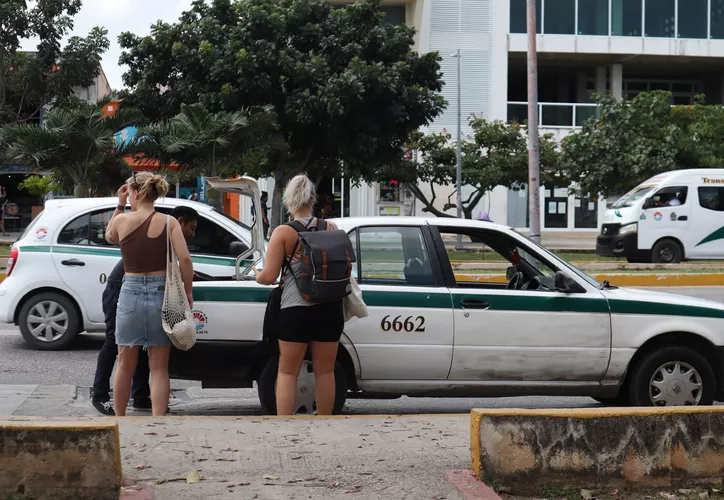 Cancún: Turistas esperan 40 minutos por un taxi; locales, hasta 1 hora. (Foto: Edgar Balam)