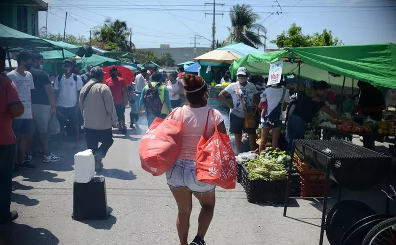 Destacan beneficios de vender ropa usada en los tianguis - Macronews