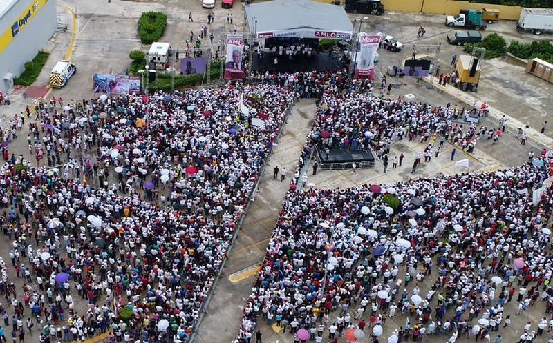 La lluvia no fue impedimento para que miles de cancunenses se reunieran a escuchar el mensaje  de Mara Lezama y Andrés Manuel López Obrador, al concluir la actividad proselitista. (Israel Leal/SIPSE)
