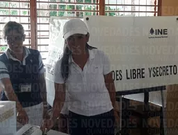 La candidata Laura Fernández arriba a ejercer su voto