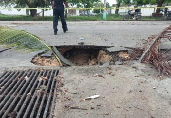 Fuertes lluvias en Chetumal provocan socavón en avenida principal