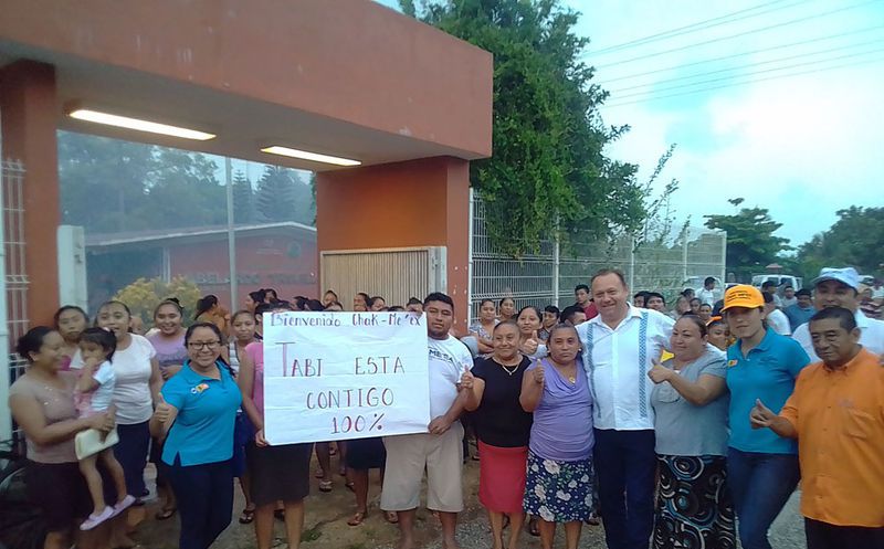 Familias enteras esperaron a José Esquivel para mostrarle su apoyo. (Redacción/SIPSE)