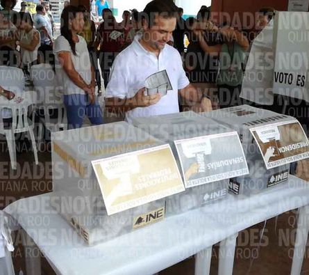 Vota Pedro Joaquín en Cozumel