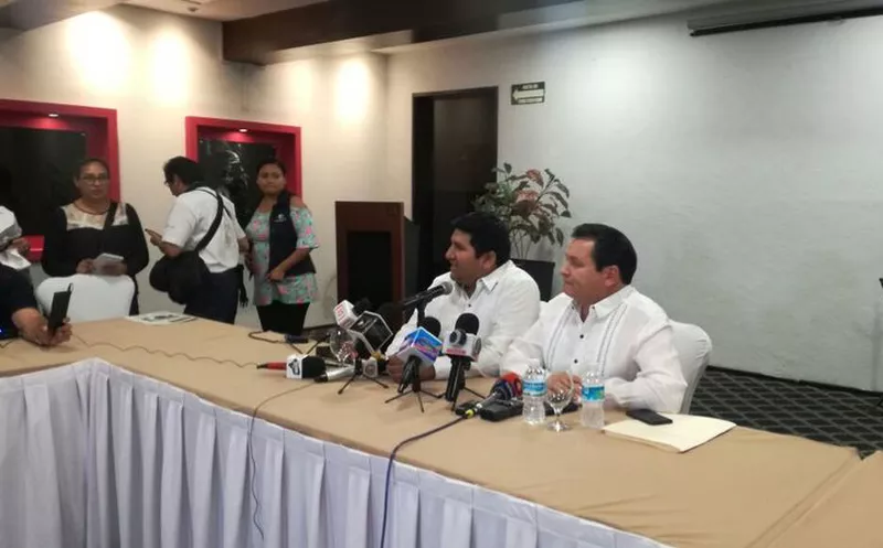 Joaquín Díaz Mena ofreció una conferencia de prensa junto a Rogerio Castro, quien era el precandidato de Morena hasta el día de hoy. (Milenio Novedades)