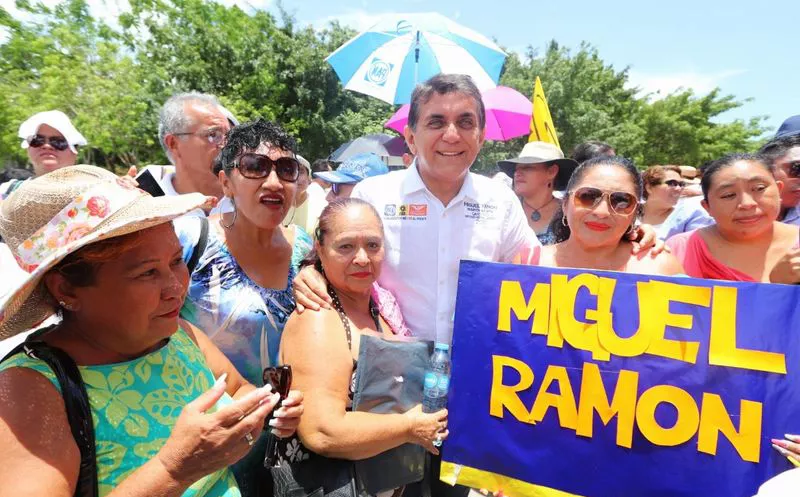 Se reúne candidato con simpatizantes en Playa del Carmen. (Foto: SIPSE)