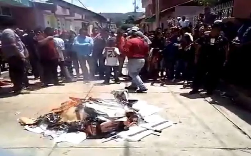 Habitantes de Chilchota se apoderaron de material electoral y le prendieron fuego. (Captura/Video)